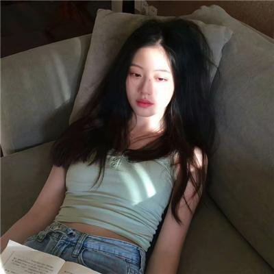 戴流苏耳环的少女