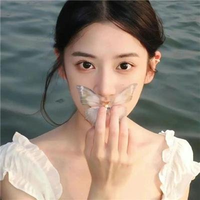 泡沫欢腾的香槟美酒